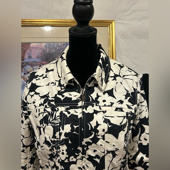 Rare Jones NY Jean Jacket, floral print 4 pockets with collar. NWOT Amazing!! - Picture 12 of 12